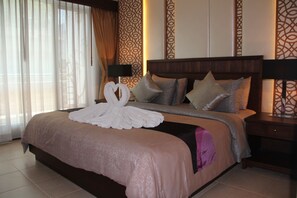 Suite, 1 kamar tidur | Meja kerja, tirai kedap cahaya, setrika/meja setrika, dan Wi-Fi gratis