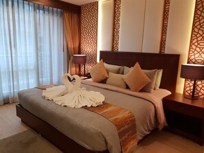 Suite, 1 habitación | Escritorio, cortinas blackout y tabla de planchar con plancha 