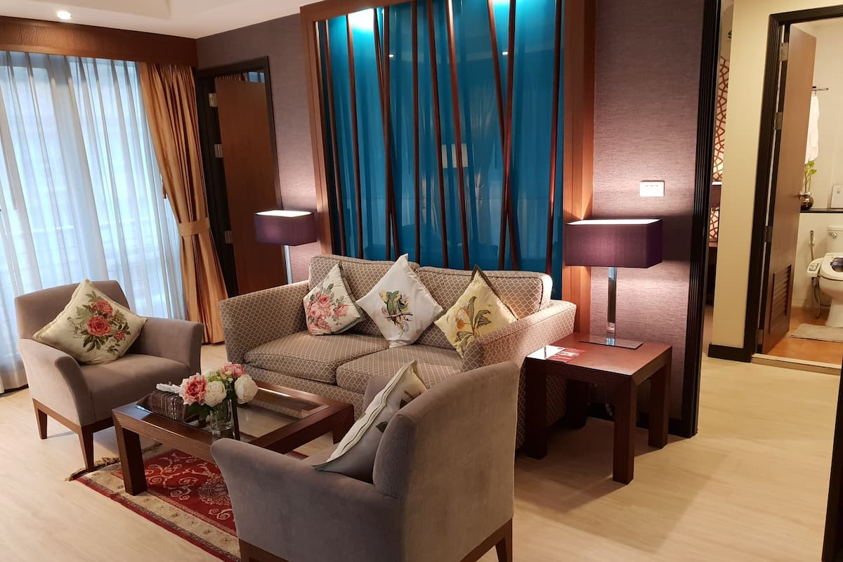 Suite, 1 slaapkamer | Een bureau, verduisterende gordijnen, een strijkplank/strijkijzer