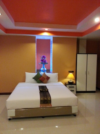 1 bedroom, in-room safe, blackout drapes, free WiFi