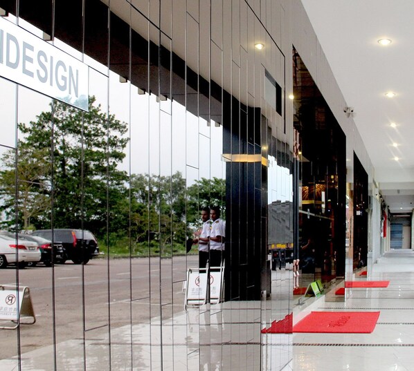 Vista frontal de la propiedad