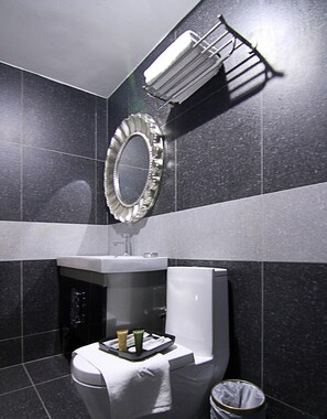 Regadera, amenidades de baño gratuitas, secadora de cabello, batas