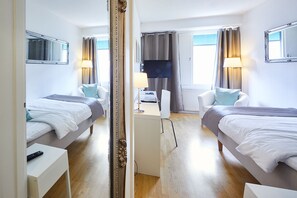 Een bureau, verduisterende gordijnen, een strijkplank/strijkijzer