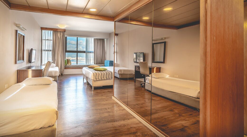 studio | desk, iron/ironing board, free wifi, bed sheets