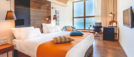 Executive kamer, 1 twee- of 2 eenpersoonsbedden, uitzicht op de baai | Een bureau, een strijkplank/strijkijzer, gratis wifi, beddengoed