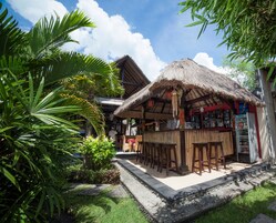 Bar junto a la piscina