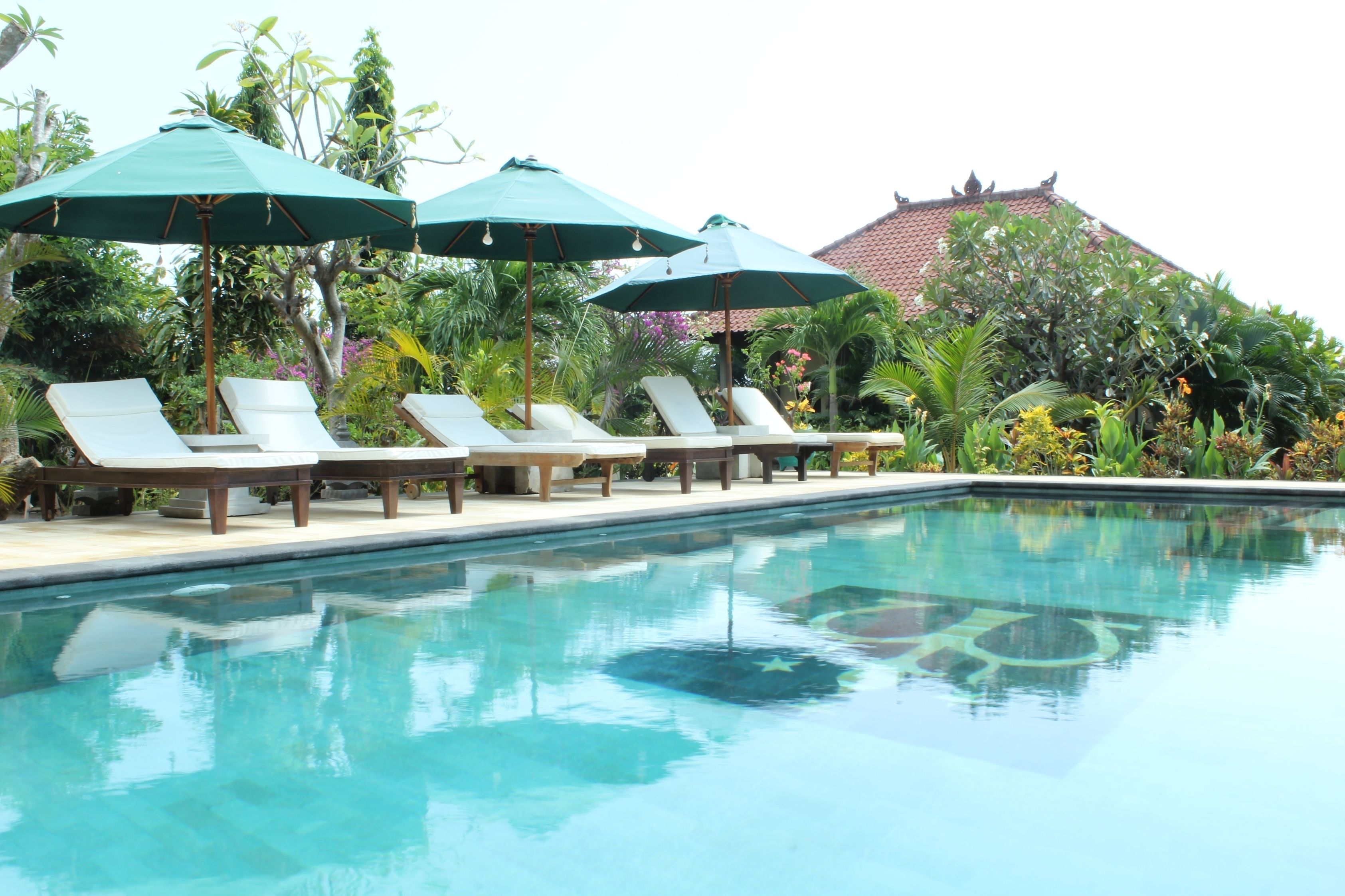 Piscina externa, espreguiçadeiras