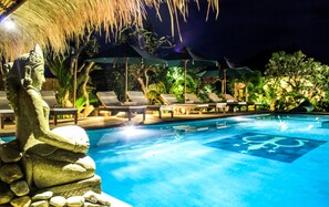 Outdoor pool, sun loungers - Man's Cottages and Spa (Pemuteran)
