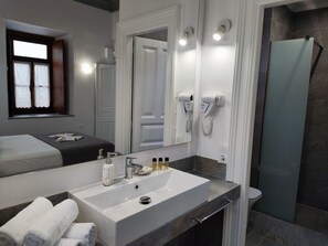 Apartment | Bathroom | Free toiletries, hair dryer, towels