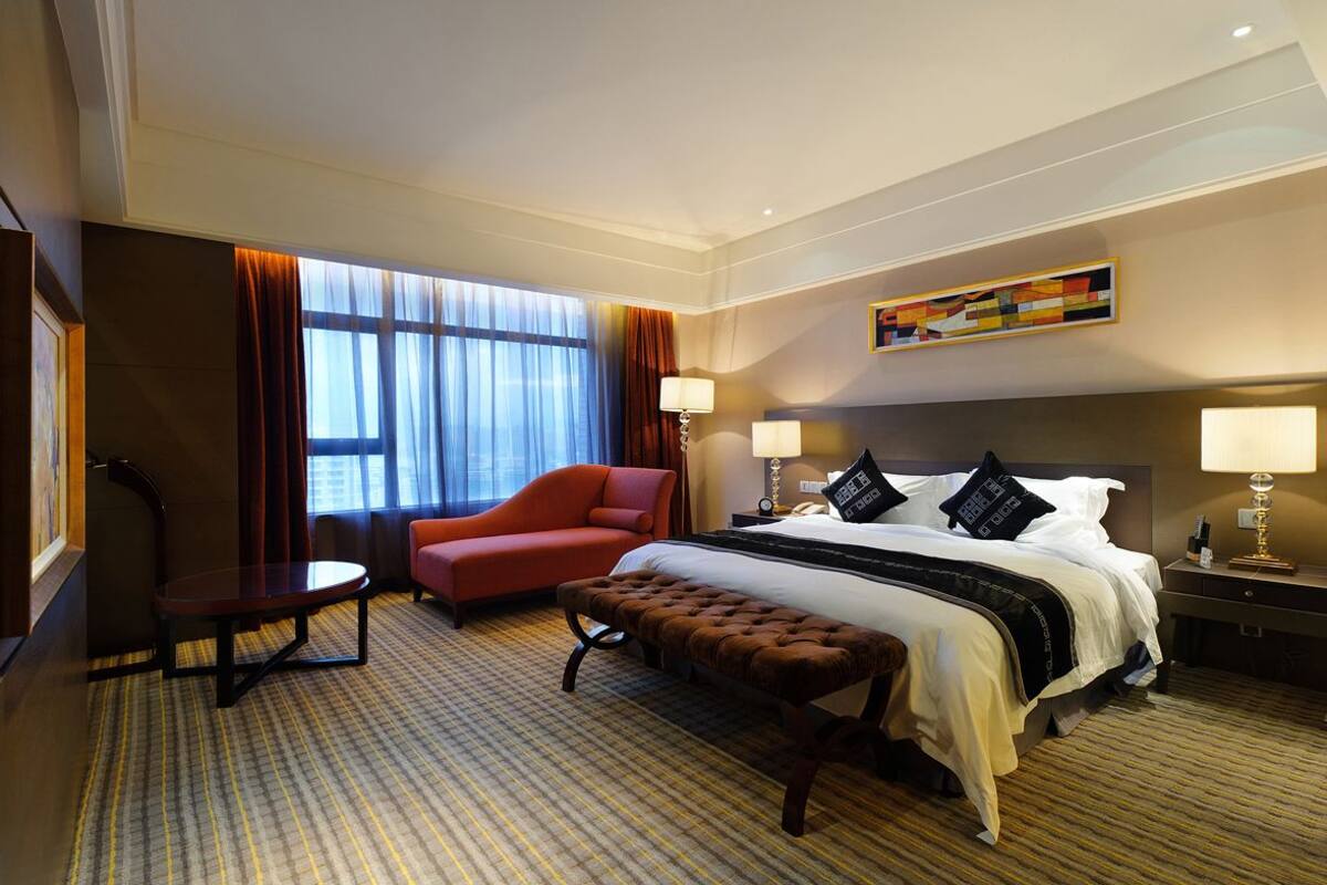 Skyline Suite | In-room safe, desk, free WiFi