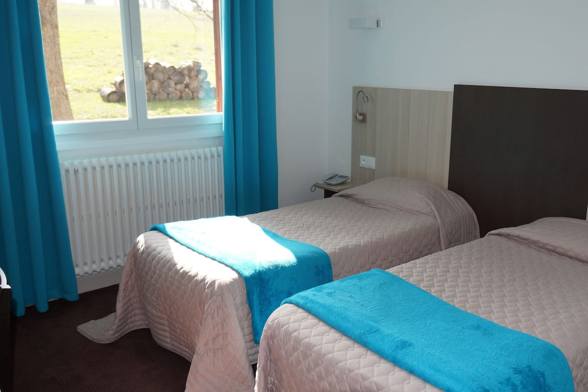 Twin Room | Premium bedding, desk, iron/ironing board (on request), WiFi (free)