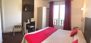 Premium bedding, desk, iron/ironing board, free WiFi