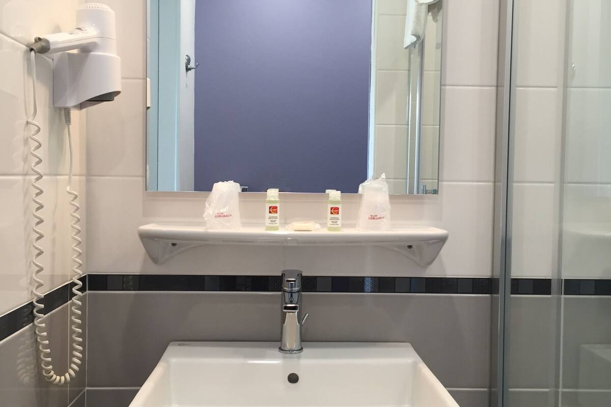 superior double room, balcony | bathroom | hair dryer, towels