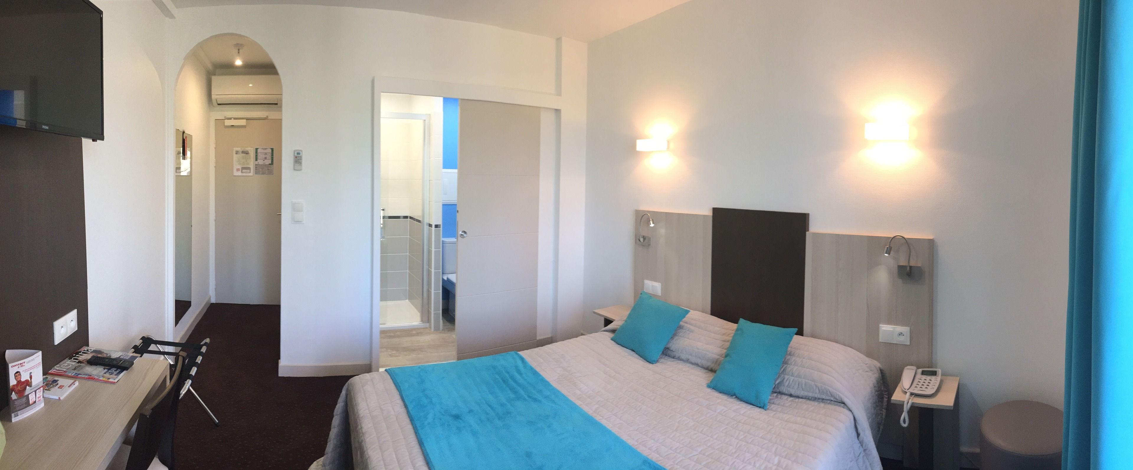 أغطية فراش متميزة ومكتب ومكواة/لوح كي وواي فاي مجانًا