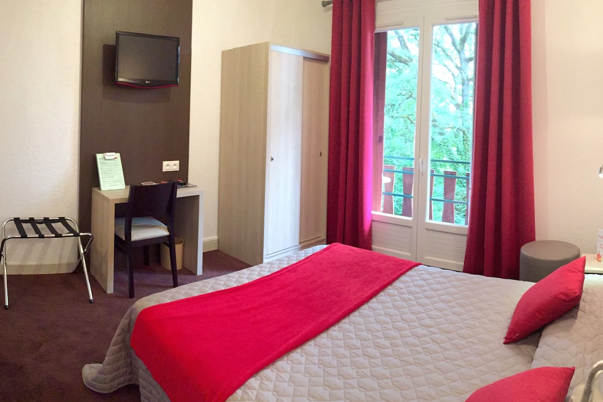Superior Double Room, Balcony | Premium bedding, desk, iron/ironing board (on request), WiFi (free)