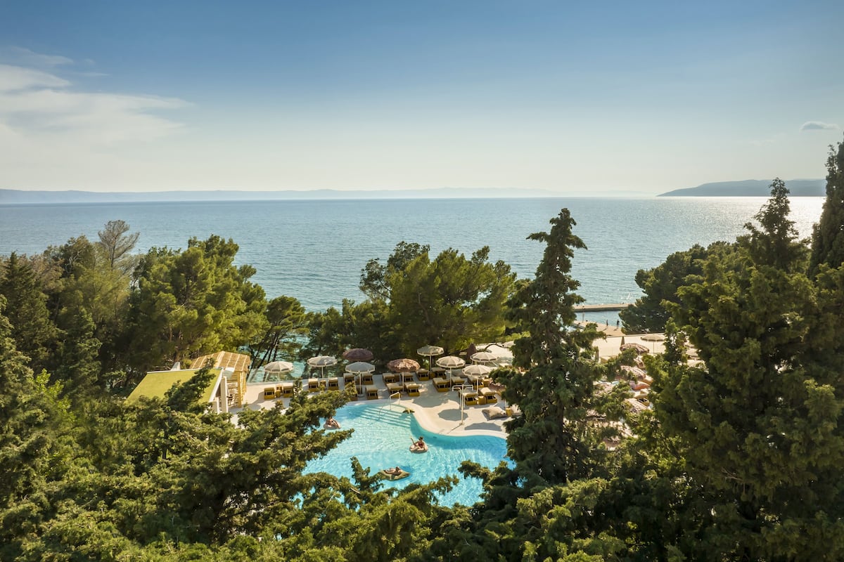 seasonal outdoor pool, pool umbrellas, pool loungers