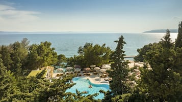 Seasonal outdoor pool, pool umbrellas, sun loungers