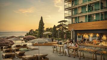 Bar junto a la piscina