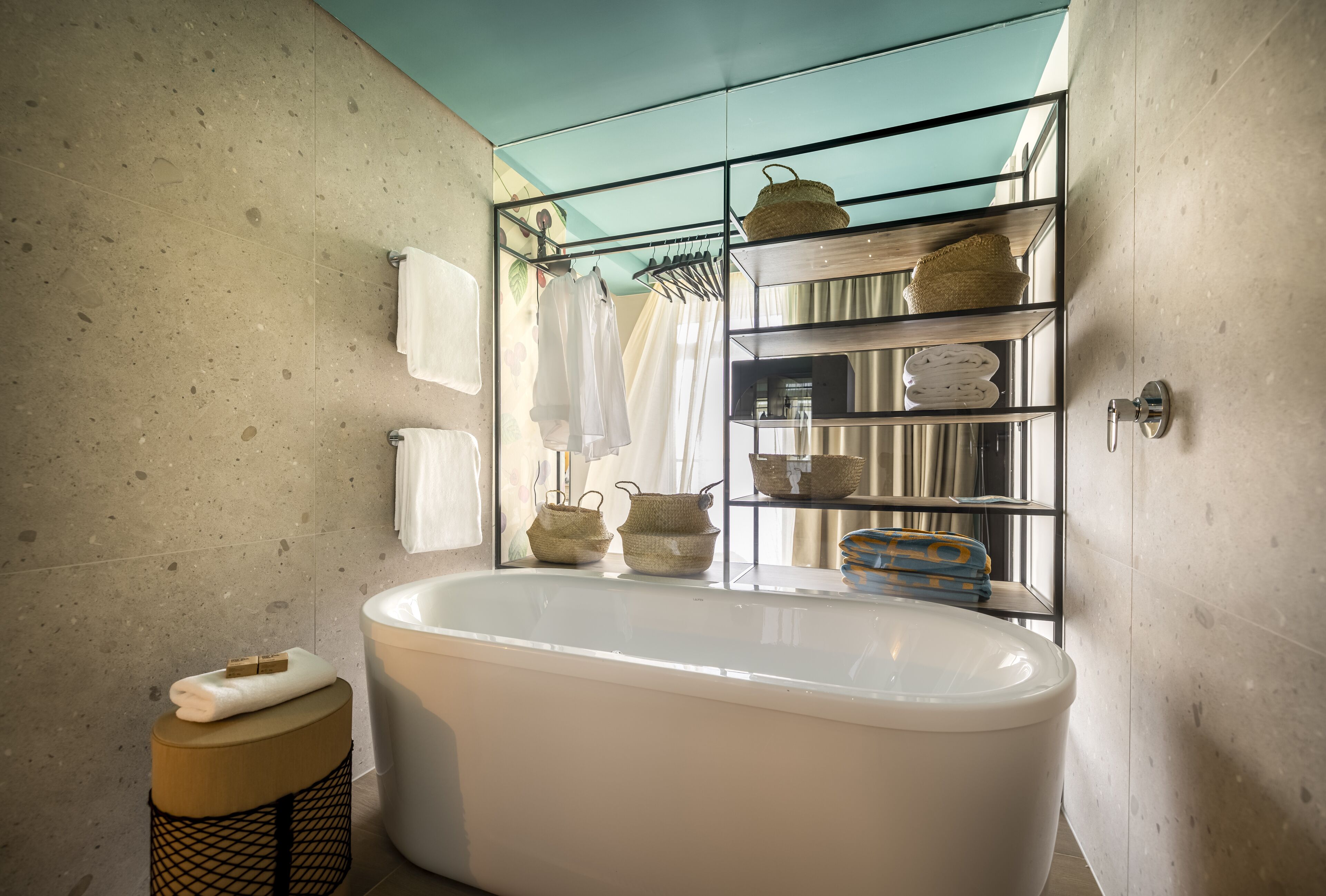cherry on top [placessuite] for 3 seaview | deep-soaking bathtub