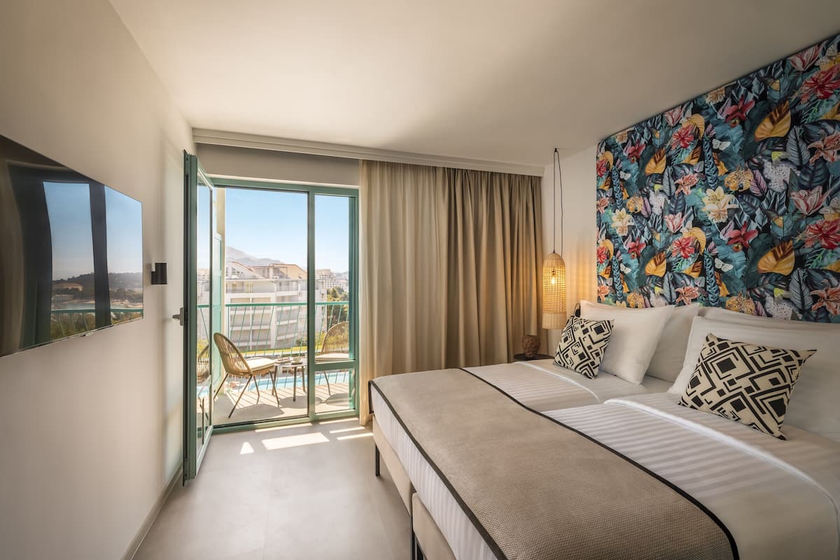 Desk, cots/infant beds, free WiFi, bed sheets