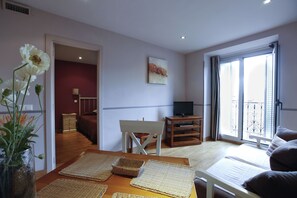 Familienapartment, 1 Doppelbett und Schlafsofa, Balkon (4 people) | Wohnzimmer | Flachbildfernseher