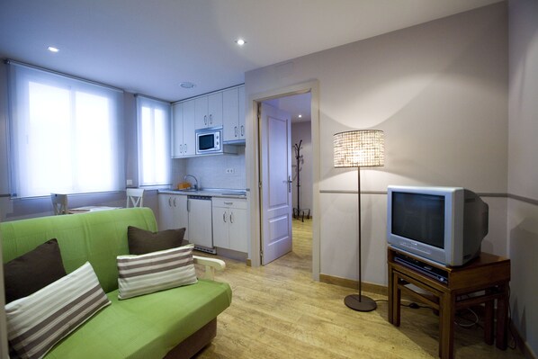 Standard-Apartment, Blick auf den Innenhof | Wohnzimmer | Flachbildfernseher