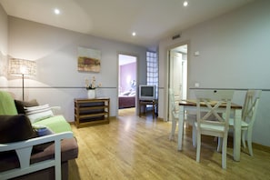 Familienapartment, 1 Doppelbett und Schlafsofa, Balkon (4 people) | Wohnzimmer | Flachbildfernseher