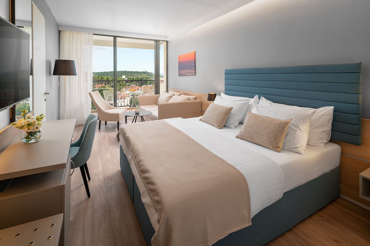 Room for 4+1 Seaside | ميني بار وخزنة داخل الغرفة ومكتب وستائر تعتيم
