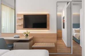 Minibar, in-room safe, desk, blackout curtains - Valamar Meteor Hotel (Makarska)