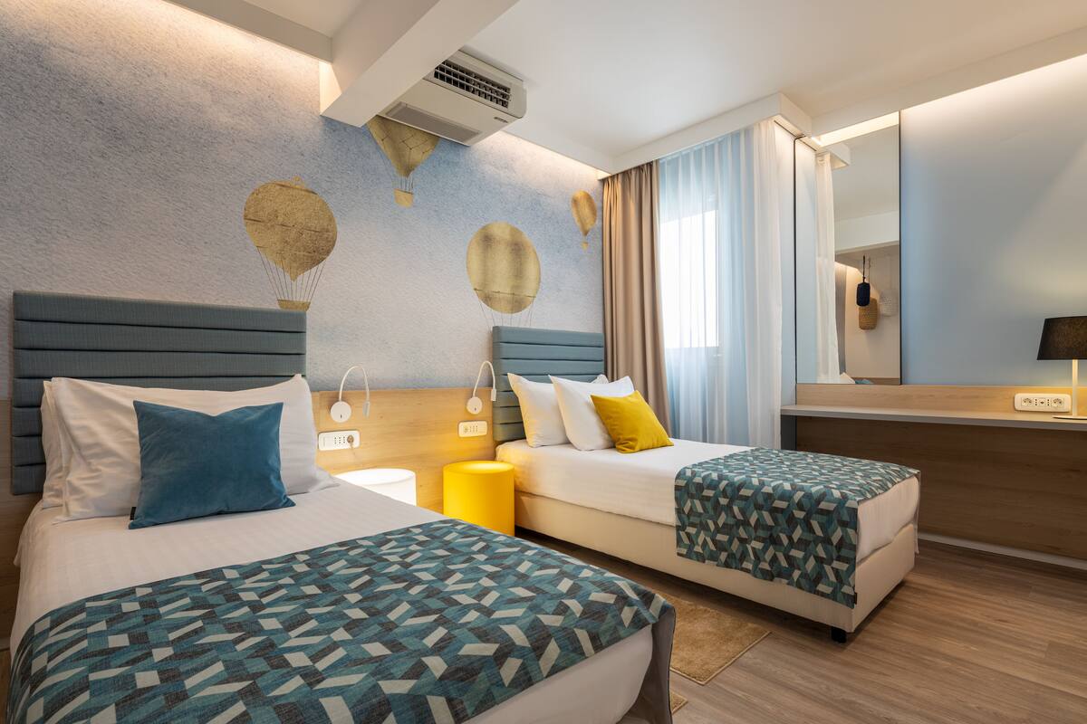 Suite for 2+2 Seaside | ميني بار وخزنة داخل الغرفة ومكتب وستائر تعتيم