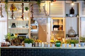 2 bars/lounges, poolside bar, beach bar - Valamar Meteor Hotel (Makarska)