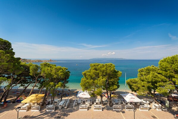 Beach nearby, beach towels, beach bar - Valamar Meteor Hotel (Makarska)