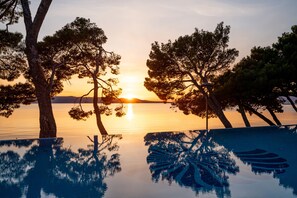 Indoor pool, seasonal outdoor pool, free pool cabanas, pool umbrellas - Valamar Meteor Hotel (Makarska)
