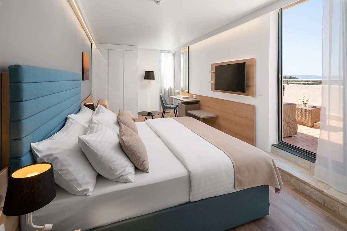 Room for 2 Seaview | ميني بار وخزنة داخل الغرفة ومكتب وستائر تعتيم
