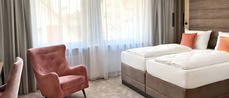 Minibar, desk, laptop workspace, free WiFi