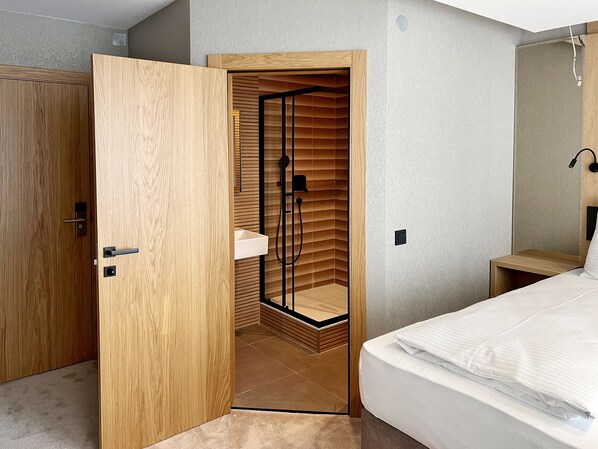 Double Room | Bathroom | Shower, free toiletries, hair dryer, towels