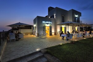 住宿正面 - 傍晚/夜晚