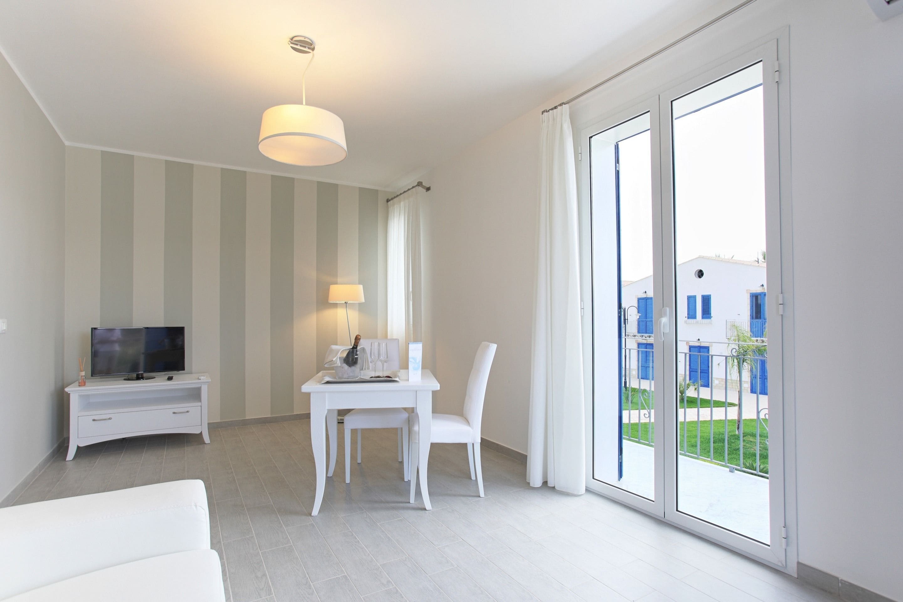 Suite Junior (Exclusive) | Area soggiorno | TV a schermo piatto 28 pollici con canali satellitari