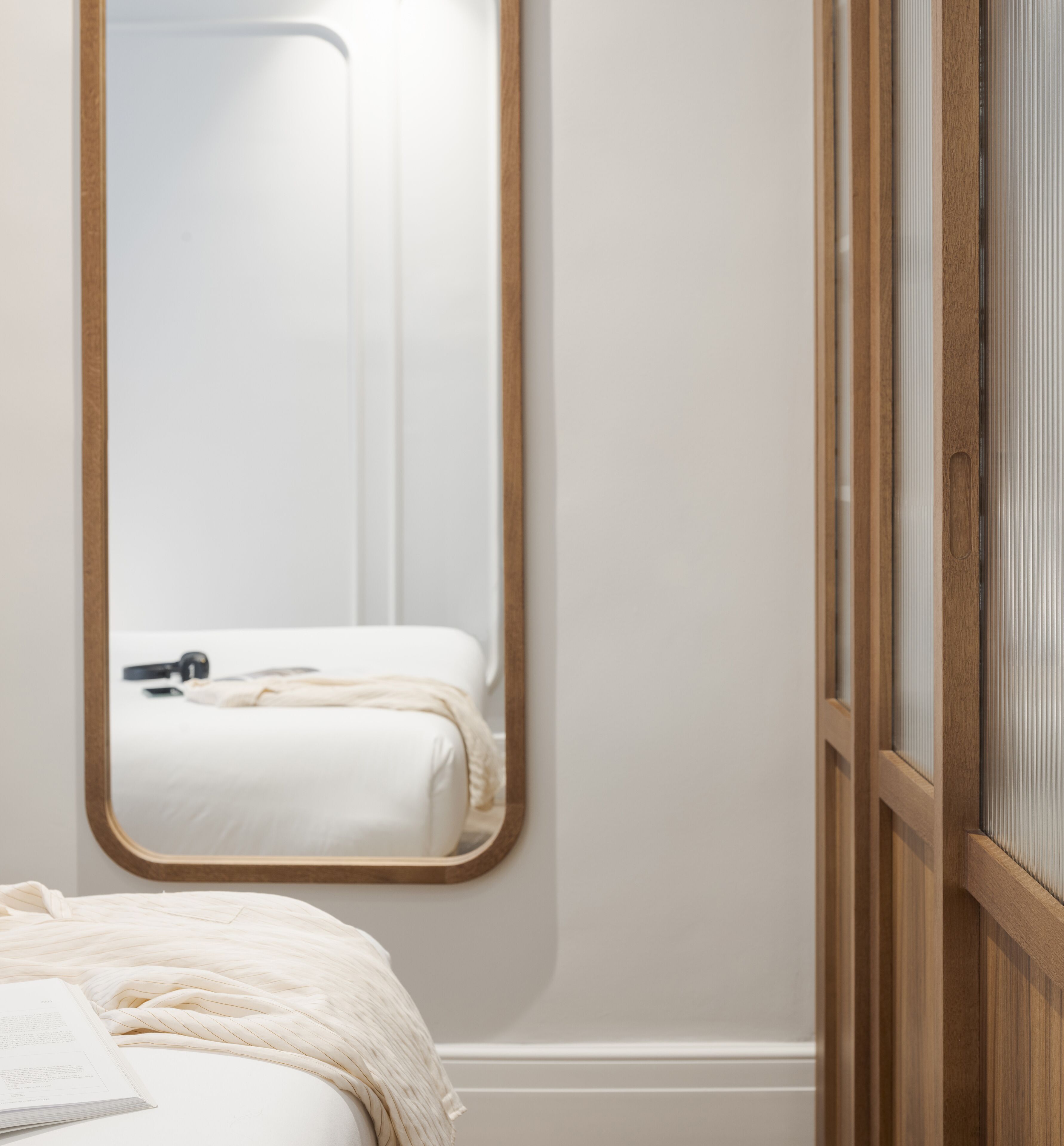 oliveira room | minibar, desk, blackout curtains, soundproofing