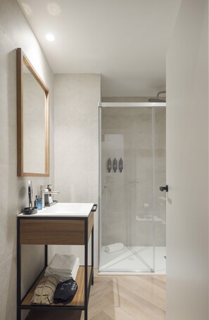 Shower, free toiletries, hair dryer, towels - Room Mate Oliveira – City Centre, Valencia (Valencia)