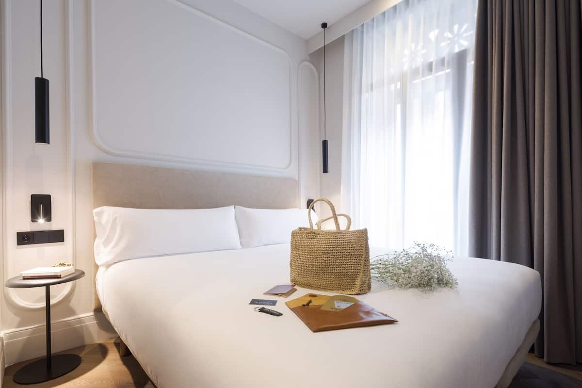 Minibar, skrivbord, mörkläggningsgardiner och ljudisolering