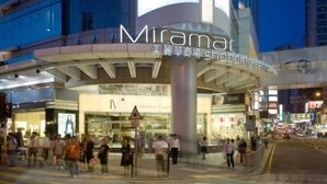 Et indkøbscenter med et tydeligt 'UNIQLO' skilt og 'Miramar' branding.