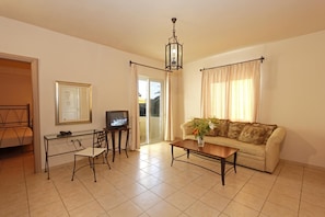 In-room safe, soundproofing, free cots/infant beds, free WiFi - Lambrinos Suites (Platanias)