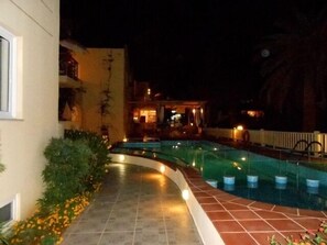 Outdoor pool, pool umbrellas, pool loungers - Lambrinos Suites (Platanias)