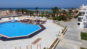 Piscine extérieure, parasols de plage, chaises longues
