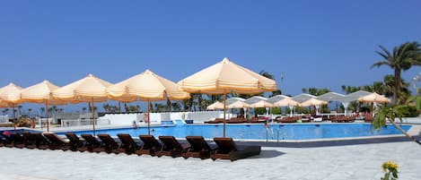 Utomhuspool, parasoller och solstolar