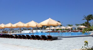 室外泳池；泳池傘、躺椅