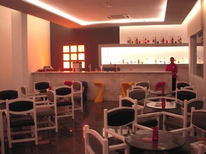 3 quầy bar/khu lounge, quầy bar bên hồ bơi, quán bar trên bãi biển