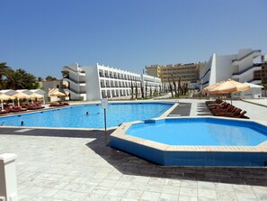Outdoor pool, pool umbrellas, pool loungers - Smartline Colour Beach (Hurghada)