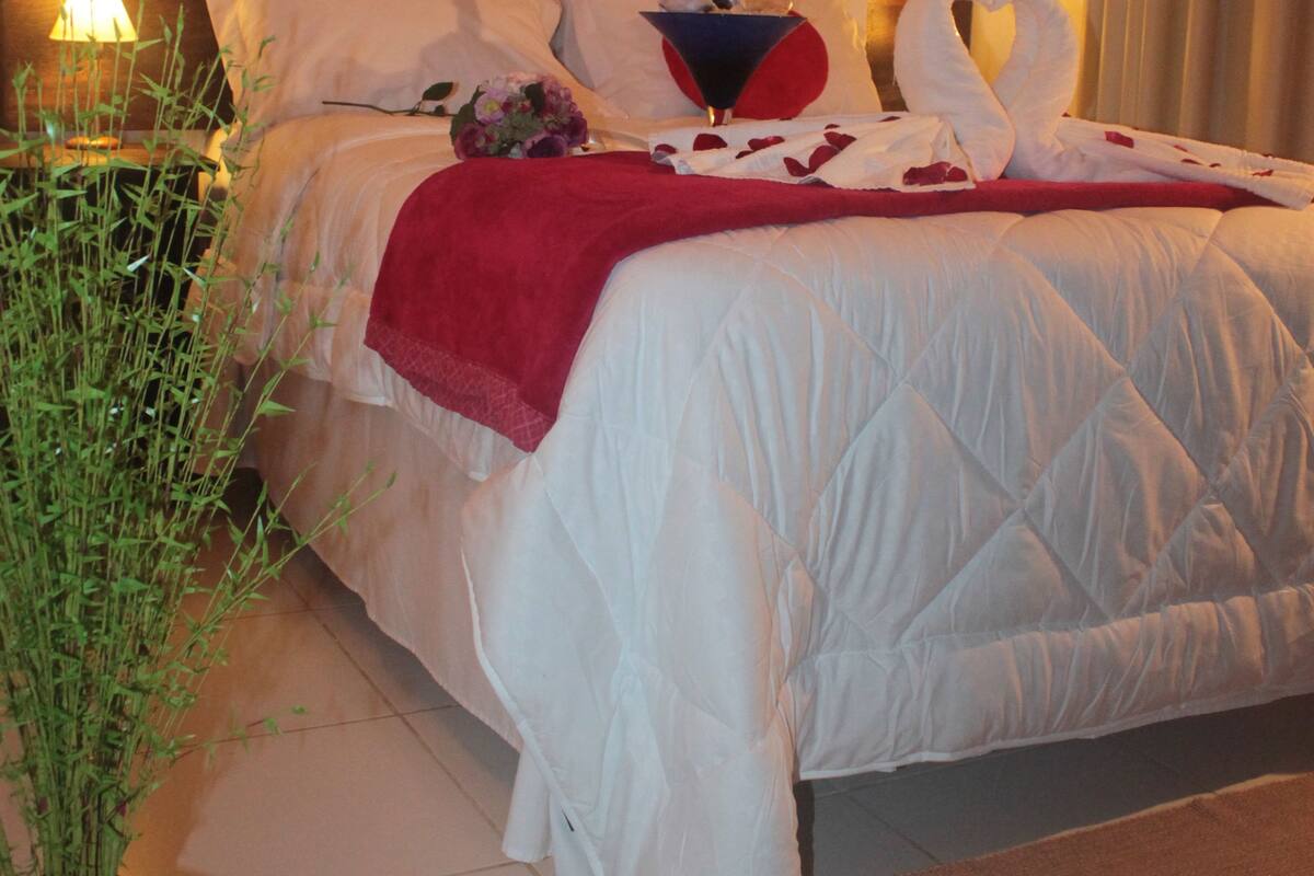 1 bedroom, premium bedding, desk, WiFi